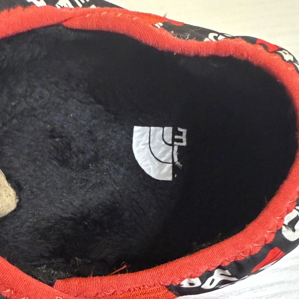 The North Face Men’s ThermoBall Traction Mule V Slip-ons black toss print